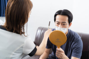 プロの女性アイブロウリストが施術を担当